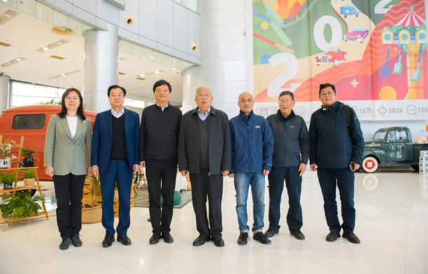 十届市政协主席、市工经联专家委员会主任蒋以任一行到访上海汽車(chē)博物(wù)馆调研交流